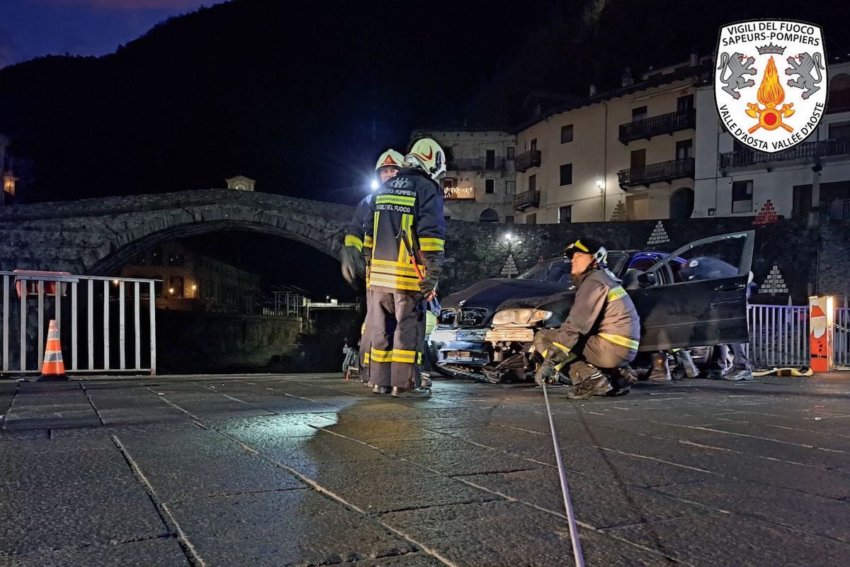 I Vigili Del Fuoco Hanno Recuperato Unauto In Bilico Sul Lys Aostasera