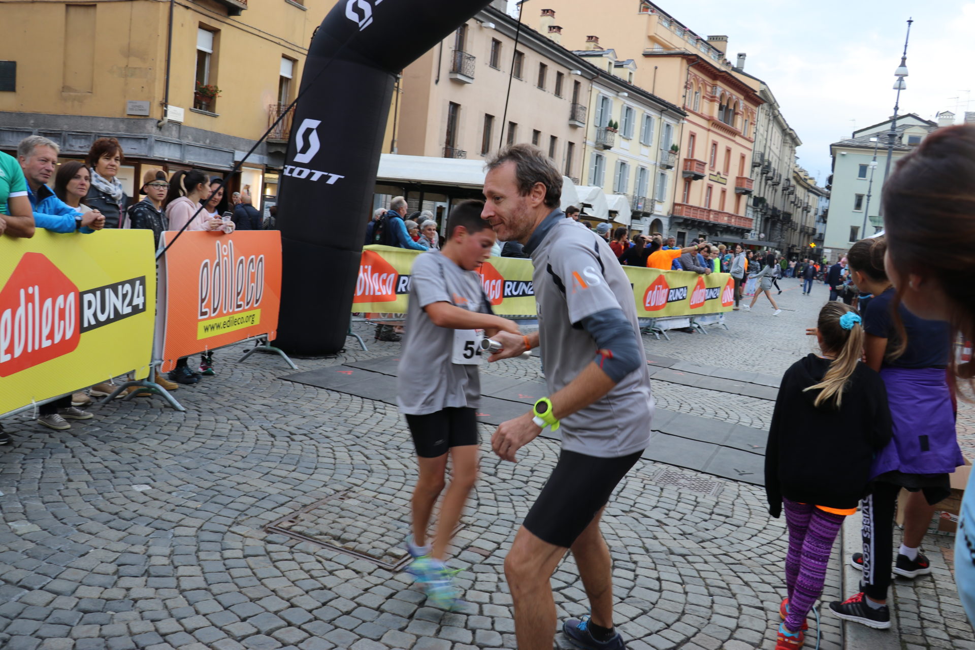 EdilecoRun24  24 ore di corsa nel centro di Aosta