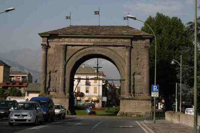 Arco d’Augusto: tornano le auto. La Giunta comunale ha deciso di riaprire al traffico la zona