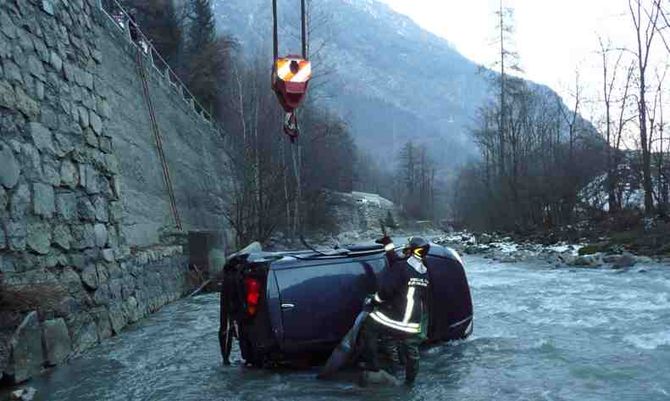 Auto finisce in Dora dopo venti metri di volo