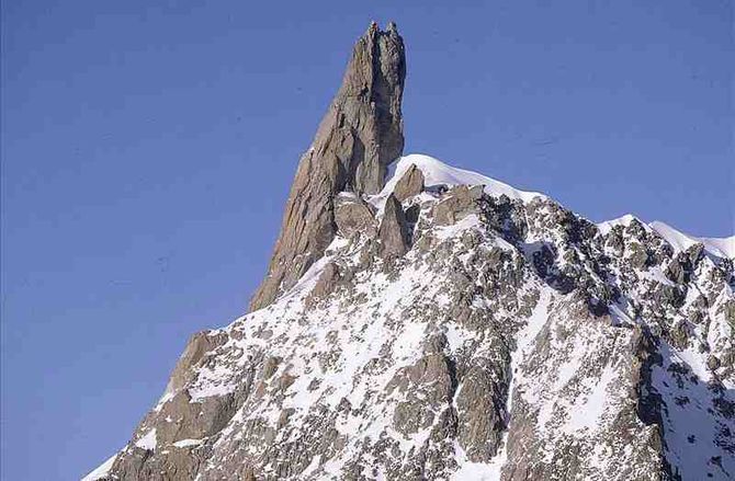 Monte Bianco, alpinista inglese perde la vita