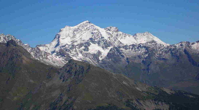 Guida alpina svizzera travolta da una slavina