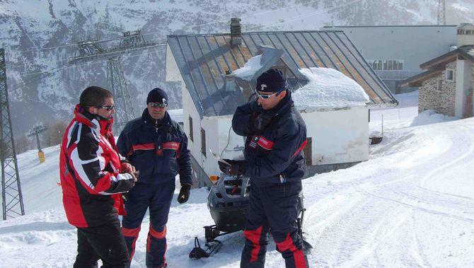 ‘Angeli della neve’: per cinque mesi all’anno Carabinieri e Polizia vigilano sulle piste di sci