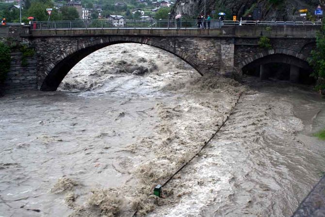 Riaperta la statale 26 a Montjovet dopo una caduta di un masso a Montjovet