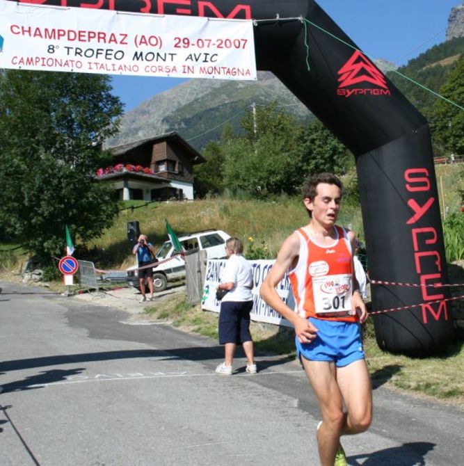 Atleti alle griglie di partenza per il nono Trofeo Mont Avic di corsa in montagna