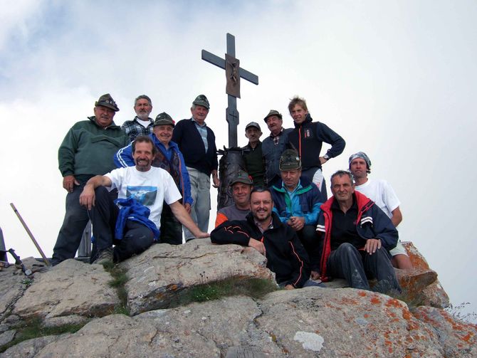 Una nuova croce di bronzo in cima a Punta Chaligne