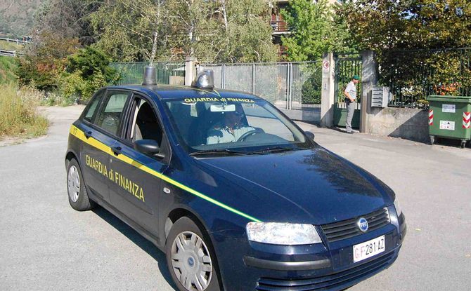 Cercano di cambiare 50mila euro con banconote false. Quattro arresti