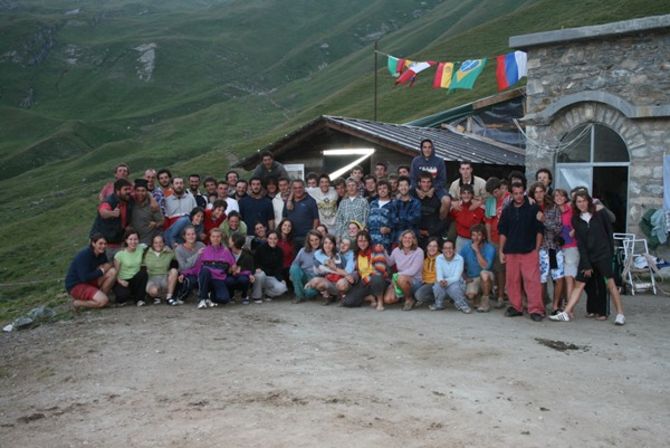 I volontari di Cotopaxi di nuovo al lavoro per costruire un rifugio a Saint-Rhémy-en-Bosses