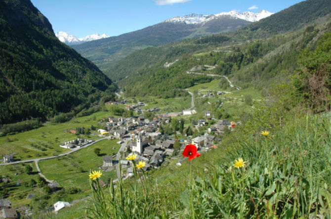 Valpelline, una rotonda e un tratto di marciapiede per entrare in centro paese