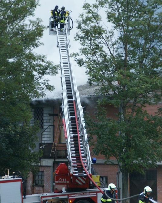 In fiamme un fienile a Pollein. Le cause ancora al vaglio dei tecnici