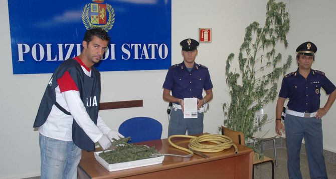 32enne di Chatillon sorpreso ad annaffiare 14 piantine di Marijuana