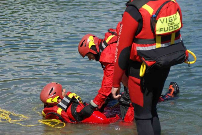 I Vigili del Fuoco si esercitano simulando un’alluvione nella valle del Lys