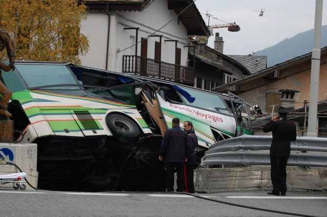 Pullman si ribalta a Etroubles: due morti e circa venti feriti