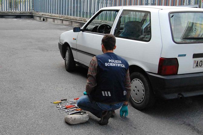 Ladro viene travolto sull’autostrada mentre fugge a piedi dopo il furto di un’auto