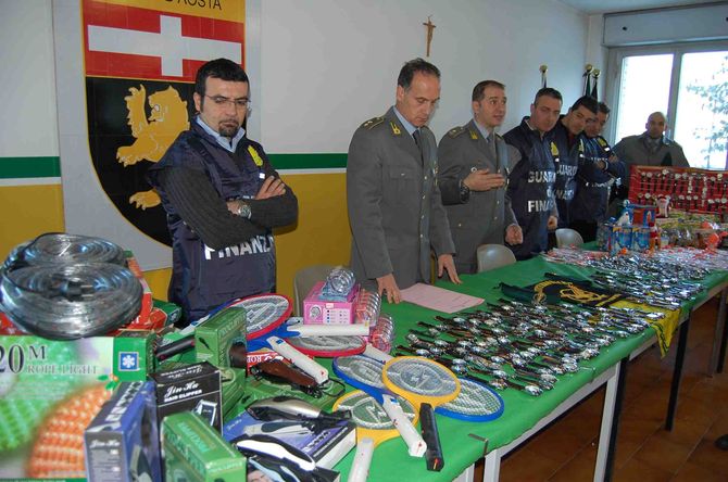 Sequestrati in un tir 700 scatoloni pieni di orologi, giocattoli e elettrodomestici contraffatti.