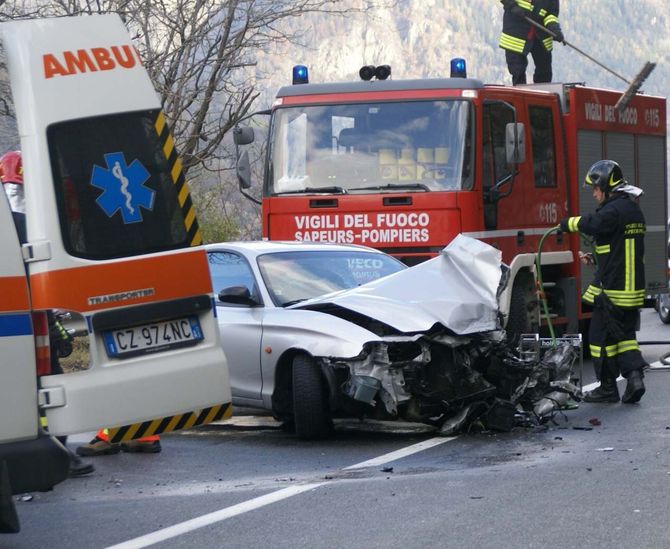 Perde il controllo dell’auto per un malore e finisce contro il guardrail