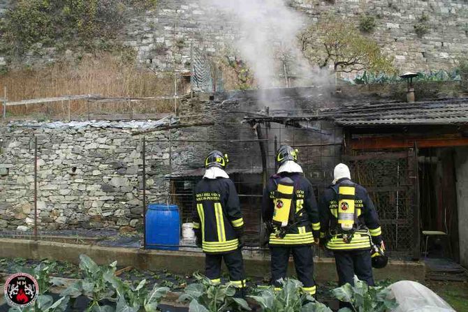 A Chatillon va in fiamme un capanno