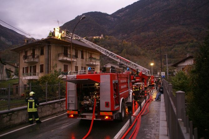 Incendio a Champdepraz. Distrutto il tetto di una palazzina di tre piani