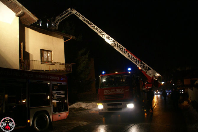 Incendio ad un camino a Fénis