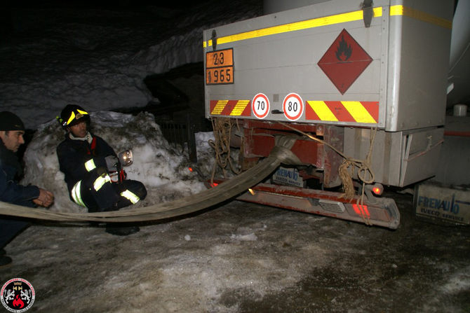 Botte piena di gas sprofonda sulla strada di Rumiod, intervengono i Vigili