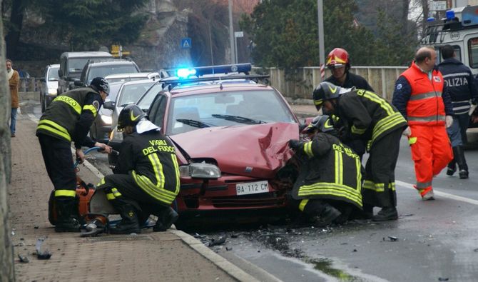 Scontro fra due auto in Viale Gran San Bernardo