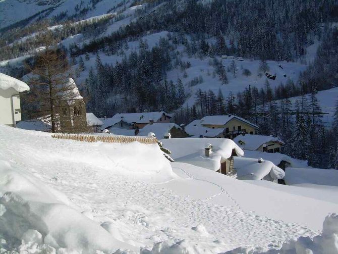 Sulla Valle torna il sole e si inizia a spalare. Preoccupazione per il pericolo valanghe