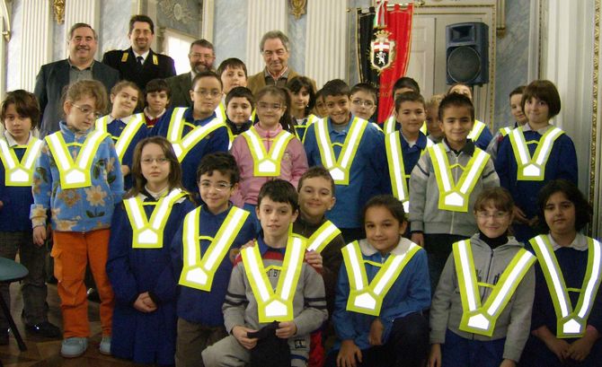 A scuola a piedi. 150 bambini “offrono un piccolo contributo per un grande cambiamento”