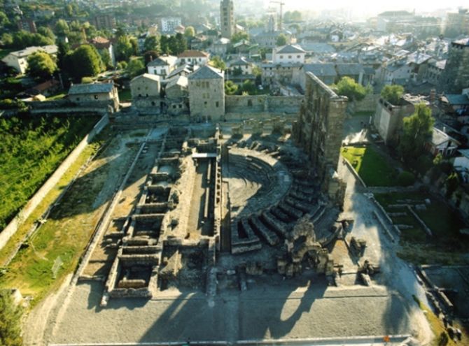 Torna visibile la facciata del Teatro Romano: sono terminati i lavori di restauro