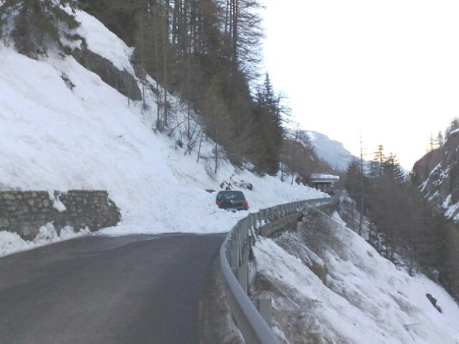 Una piccola slavina invade la strada di Rhêmes e ricopre un’auto. Illesi due turisti di Genova