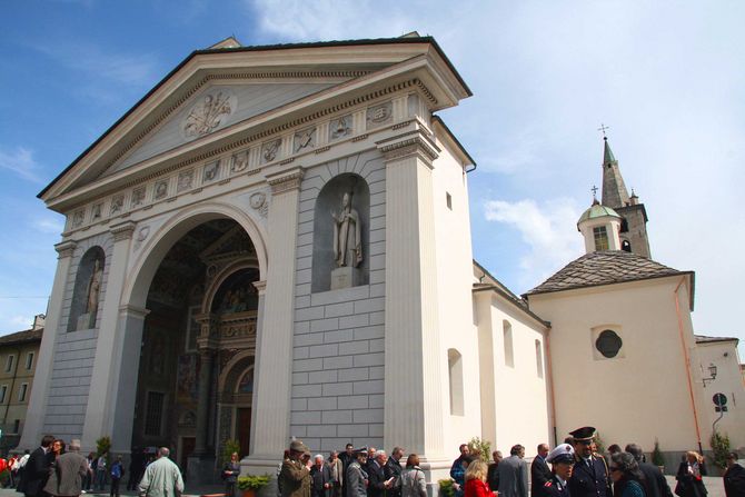 Scippo in Cattedrale: ruba la borsa di una signora, arrestato