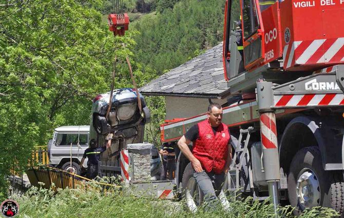 Cerca di parcheggiare a casa, ma fa un volo di due metri