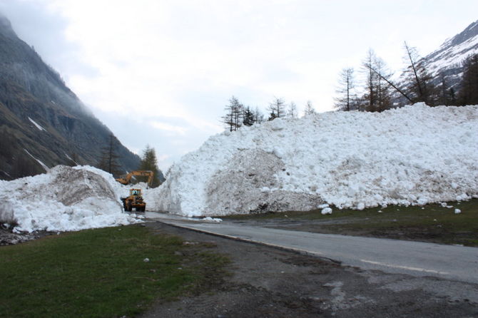 Iniziati all’alba i lavori per sgomberare la strada regionale di Rhêmes invasa da una slavina