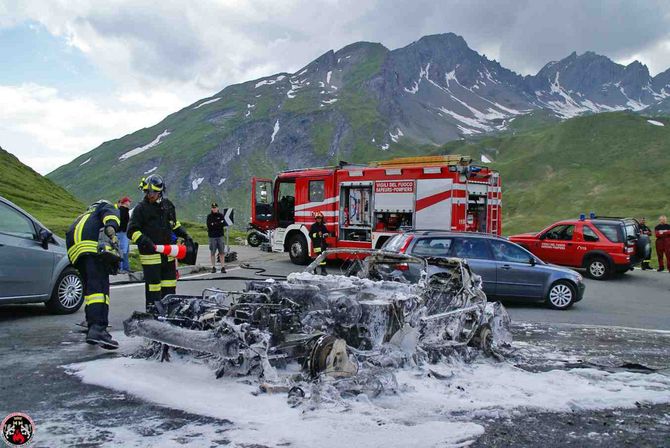 Un’auto si incendia al valico del Piccolo san Bernardo