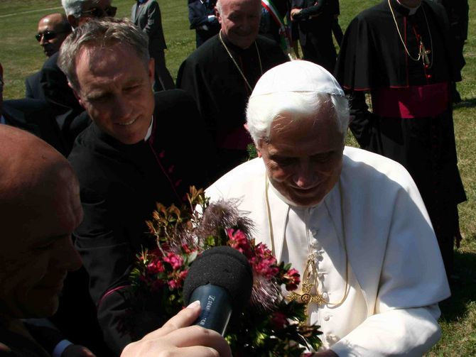 E’ iniziato l’intervento al polso destro del Papa