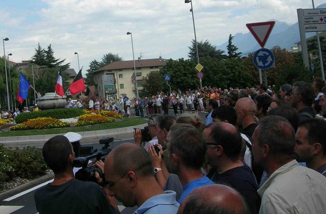 Una catena umana lungo le strade della Valle: migliaia di tifosi hanno sostenuto i corridori