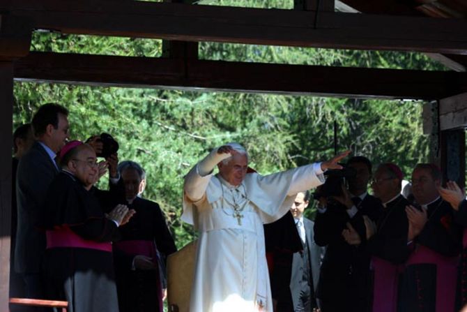 Più di cinquemila persone a Les Combes per l’Angelus. “Oggi una preghiera speciale per i nonni”