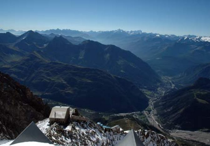 Mangia yogurt e sali sul Monte Bianco