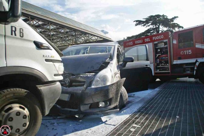 Scontro tra auto e furgone ad Aosta