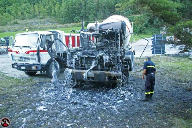 Due automezzi incendiati sulla strada per Valpelline