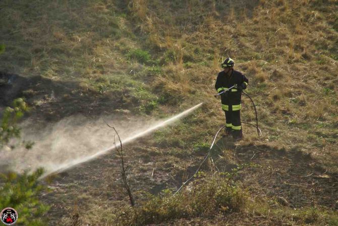 Incendio a Emarèse: coinvolto un ettaro di terra nella frazione di Eresaz