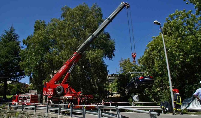 Fa un salto di tre metri e rischia di finire con l’auto nel torrente