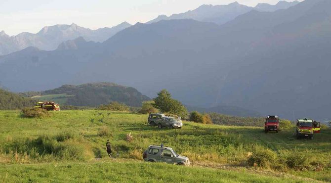 In fiamme mezzo ettaro di bosco sopra Vert di Donnas