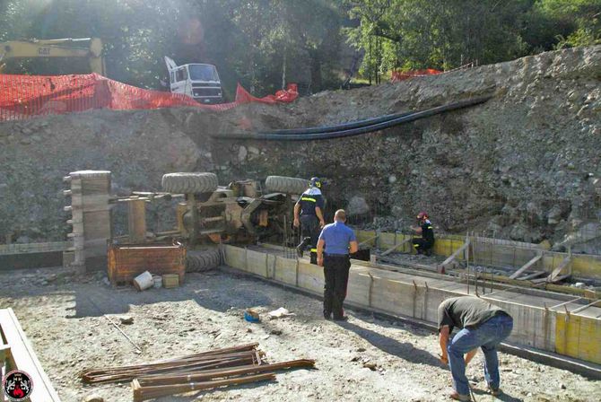 Precipita per cinque metri a bordo della pala meccanica