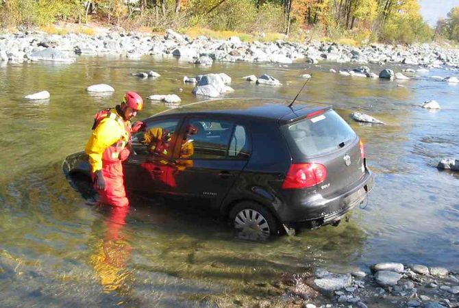 Recuperata  a Chambave un’auto scivolata in Dora