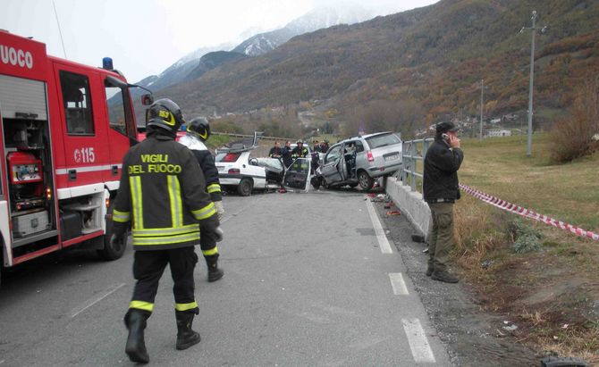 Schianto frontale a Brissogne: un giovane perde la vita. Gravi una mamma e le sue due bambine