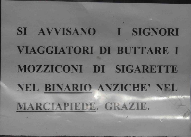 Alla stazione di Donnas un cartello invita le persone a buttare i mozziconi tra i binari