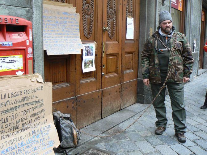 La protesta di Danilo Colliard, allevatore in catene davanti all’assessorato alla Sanità