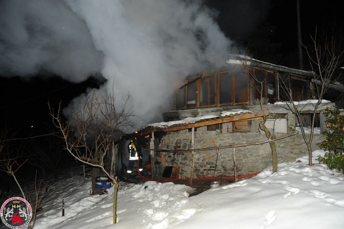 Incendio in un deposito di Charvensod