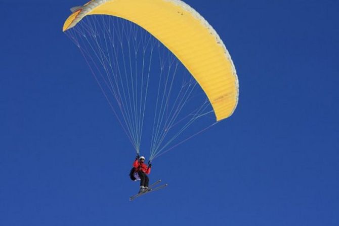 Sciare con il parapendio. La singolare manifestazione andrà in scena questo weekend a Chamois