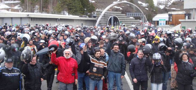 La pioggia non spaventa i motociclisti, in 2500 al Memorial Spadino